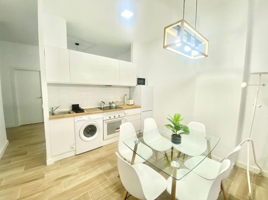 Puente Praga Aparment Appartement Madrid Buitenkant foto